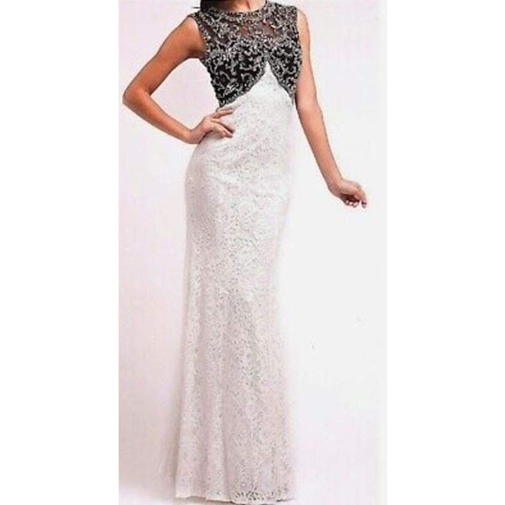 Gown- NWT- White Lace- Embroidered- Size 6